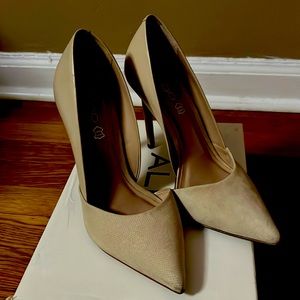 Nude 8 Aldo suede pumps
